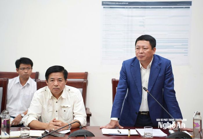 Ông Nguyễn Duy Giang - Chủ tịch HĐQT Công ty Cổ phần Điện LNG Quỳnh Lập trình bày tiến độ thực hiện các thủ tục và đề xuất ký Quy chế phối hợp. Ảnh Nguyễn Toàn