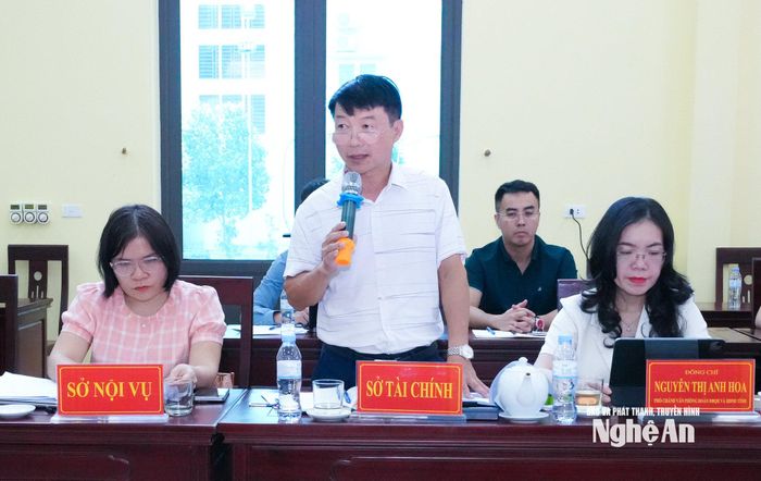Phó Giám đốc Sở Tài chính Nguyễn Tiến Dũng tiếp thu và giải đáp về vấn đề nguồn lực đầu tư. Ảnh: Mai Hoa