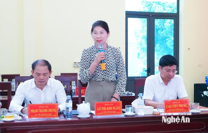 Trưởng ban Dân tộc HĐND tỉnh Lô Thị Kim Ngân giải đáp một số vấn đề các địa phương đề xuất. Ảnh: Mai Hoa