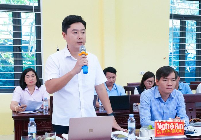 Đồng chí Lê Văn Lương - Uỷ viên Ban Chấp hành Đảng bộ tỉnh, Bí thư Đảng uỷ, Chủ tịch HĐND xã Tương Dương đề xuất tỉnh có kế hoạch tuyển dụng, bổ sung cán bộ cho các xã còn thiếu hiện nay. Ảnh: Mai Hoa