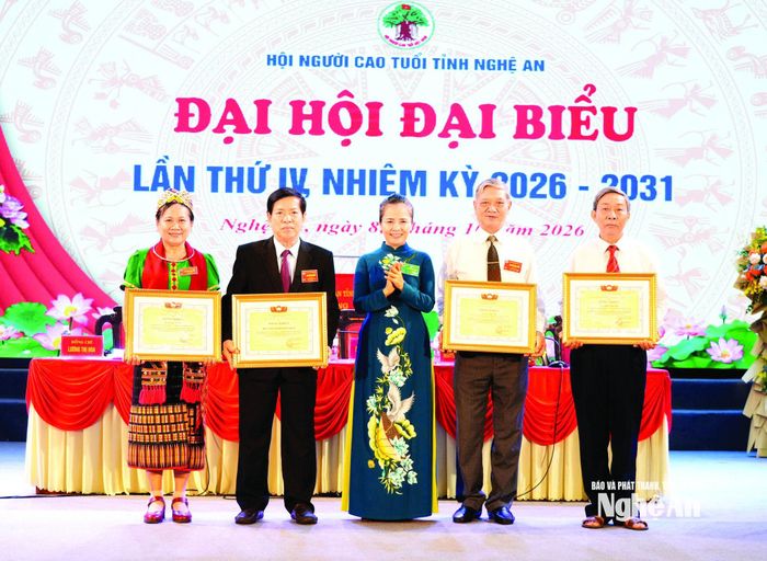 Phó Bí thư Tỉnh ủy Võ Thị Minh Sinh trao bằng khen của Ủy ban MTTQ tỉnh cho các tập thể, cá nhân. Ảnh: T.L