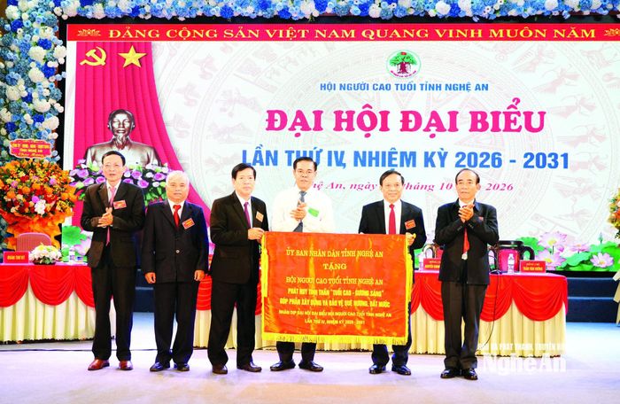 Chủ tịch UBND tỉnh Võ Trọng Hải trao tặng bức trướng của UBND tỉnh cho Hội Người cao tuổi. Ảnh: T.L