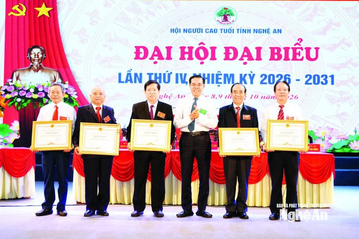 Chủ tịch UBND tỉnh Võ Trọng Hải trao bằng khen của Ủy ban MTTQ tỉnh cho các tập thể, cá nhân. Ảnh: T.L