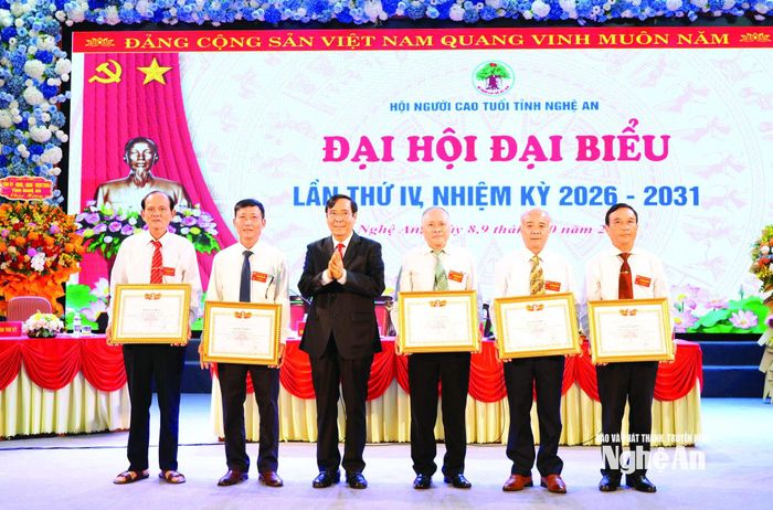 Hội Người cao tuổi Việt Nam tặng bằng khen cho các cá nhân có thành tích xuất sắc. Ảnh: T.L