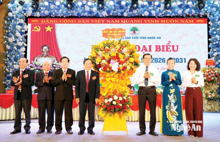 Lãnh đạo tỉnh Nghệ An tặng hoa chúc mừng đại hội. Ảnh: T.L