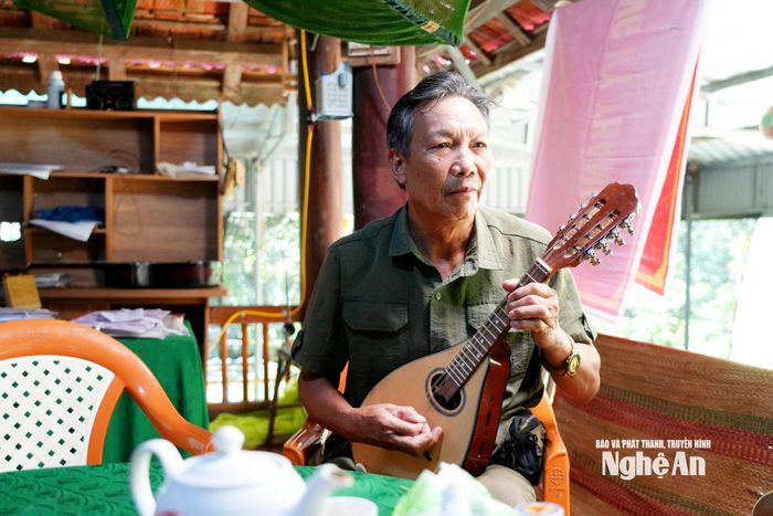 Phút nghỉ ngơi thư giãn của Bí thư Chi bộ bản Cươm Lộc Văn Lâm. Ảnh: T.P