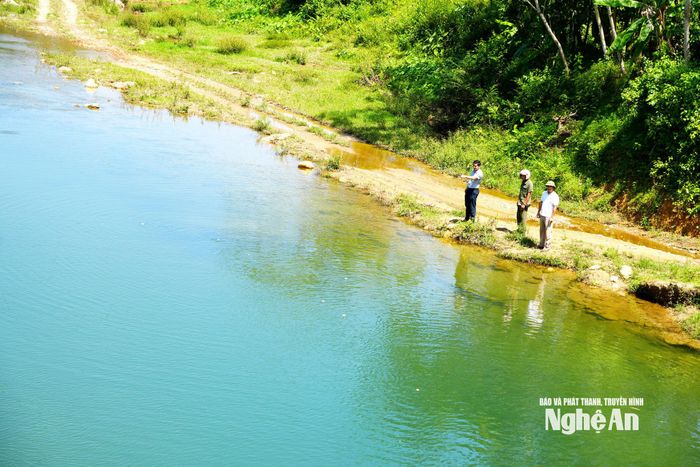 Cán bộ bản Cươm và xã Hùng Chân kiểm tra khu vực bảo vệ nguồn lợi thuỷ sản ở khe suối. Ảnh: T.P