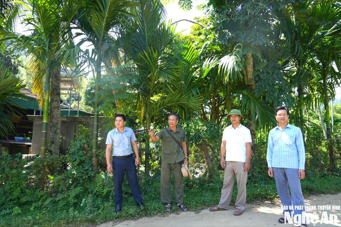 Sau sáp nhập thôn, bản địa bàn rộng chia làm nhiều cụm dân cư, mỗi cụm dân cư ở bản Cươm đều có một người phụ trách đại diện cán bộ thôn, bản. Ảnh: T.P