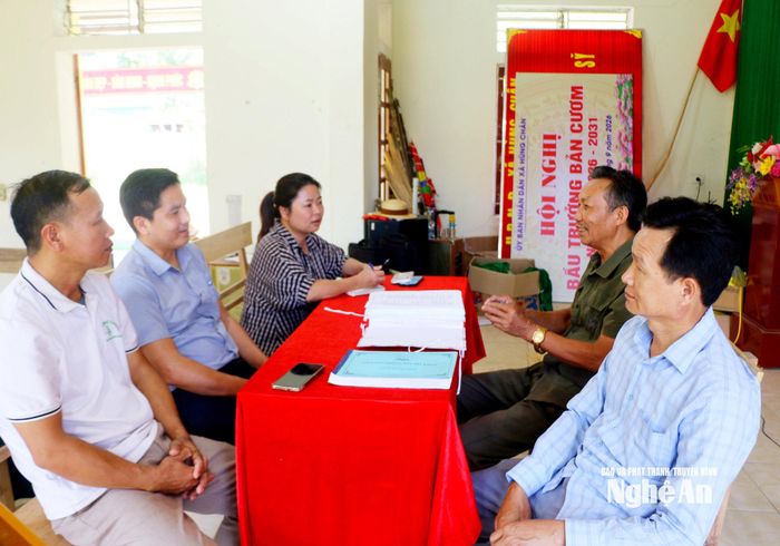 Cấp uỷ Chi bộ bản Cươm chia sẻ về công tác tạo nguồn, phát triển đảng viên mới. Ảnh: K.L