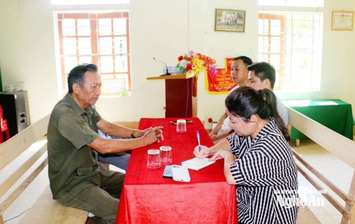 Bí thư Chi bộ bản Cươm Lộc Văn Lâm trao đổi về kinh nghiệm trong công tác bồi dưỡng, tạo nguồn phát triển đảng viên nữ. Ảnh: K.L