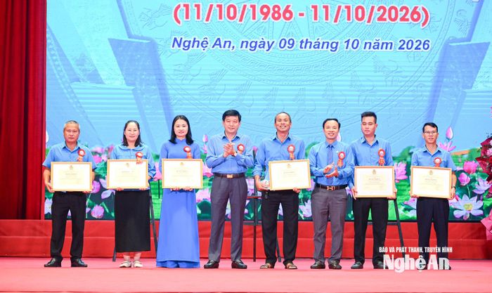 Liên đoàn Lao động tỉnh tặng Giấy khen cho các tập thể, cá nhân có thành tích xuất sắc trong công tác. Ảnh: Thành Cường