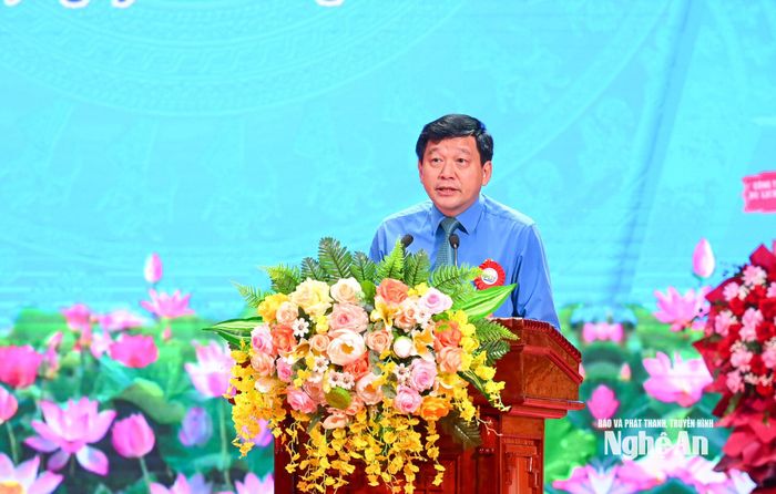 Đồng chí Kha Văn Tám - Ủy viên Ban Chấp hành Đảng bộ tỉnh, Chủ tịch Liên đoàn Lao động tỉnh, Phó Chủ tịch Ủy ban MTTQ Việt Nam tỉnh phát biểu tại buổi lễ. Ảnh: Thành Cường