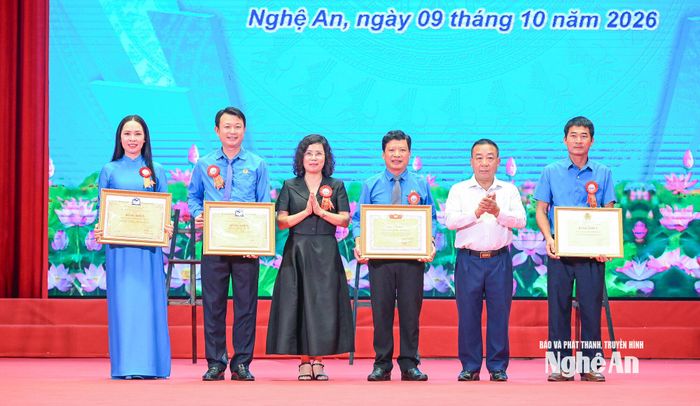 Tổng Liên đoàn Lao động Việt Nam trao tặng Bằng khen cho các cá nhân, tập thể vì đã có đóng góp cho sự phát triển của Nhà Văn hóa Lao động tỉnh. Ảnh: Thành Cường