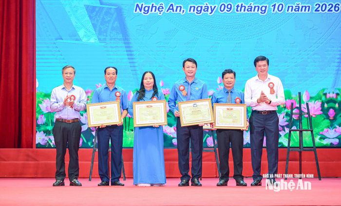 Ủy ban MTTQ Việt Nam tỉnh trao tặng Bằng khen cho các cá nhân, tập thể vì đã có đóng góp cho sự phát triển của Nhà Văn hóa Lao động tỉnh. Ảnh: Thành Cường