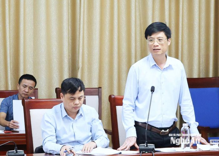 Ông Lê Văn Lương - Chi cục trưởng Chi cục Kinh tế hợp tác và Phát triển nông thôn báo cáo tại Hội nghị. Ảnh: Hoàng Hiếu