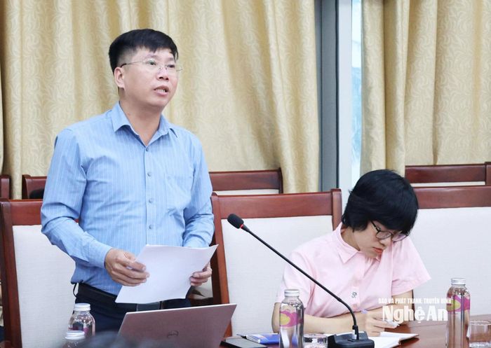 Ông Lê Hồng Thái - Chủ tịch UBND xã Nhôn Mai báo cáo tiến độ giải ngân vốn các Chương trình mục tiêu quốc gia trên địa bàn xã. Ảnh: Hoàng Hiếu