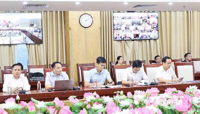 Đại diện các sở, ngành, địa phương dự họp tại điểm cầu chính. Ảnh: Hoàng Hiếu