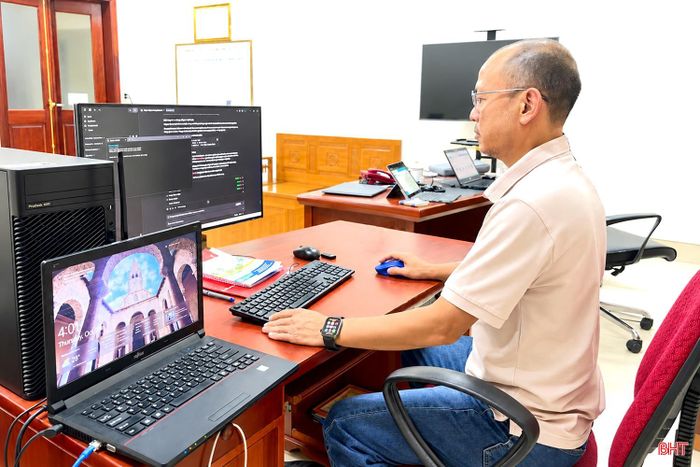  Cán bộ BHXH tỉnh Hà Tĩnh ứng dụng công nghệ số trong xử lý công việc, góp phần nâng cao hiệu quả quản lý và chất lượng phục vụ. 