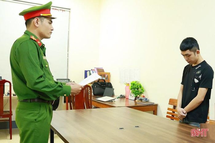 Cơ quan CSĐT Công an Hà Tĩnh tống đạt quyết định khởi tố đối với Lê Văn Thái.