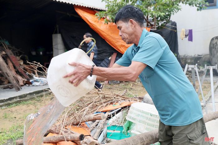 Người dân thôn Vinh Lộc đổ bỏ nước trong các vật dụng, hạn chế muỗi sinh sản.