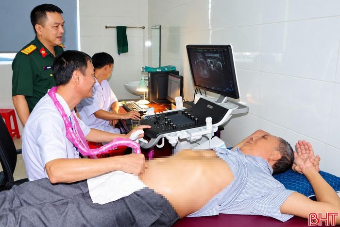 Các y sĩ, bác sĩ Bệnh xá Bộ CHQS tỉnh tận tình chăm sóc sức khỏe cho người dân.