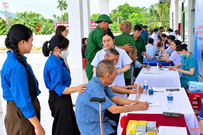  Quân y Bệnh xá Bộ CHQS tỉnh phối hợp với đội ngũ y sĩ, bác sĩ Bệnh viện Đa khoa TTH Hà Tĩnh thăm khám, điều trị, cấp phát thuốc, tư vấn sức khỏe cho người dân xã Thạch Xuân. 
