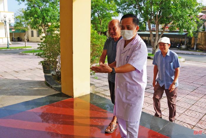  Bệnh xá Bộ CHQS tỉnh luôn quán triệt nghiêm túc tinh thần “Người bệnh đến niềm nở, người bệnh ở tận tình, người bệnh về dặn dò chu đáo". 