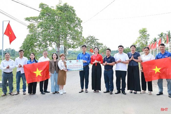  Cùng với đó, các công trình “Đường cờ thanh niên” được triển khai nhằm tạo cảnh quan khang trang cho các tuyến đường, khu dân cư, đồng thời góp phần bồi đắp lòng yêu nước, niềm tự hào dân tộc trong đoàn viên, hội viên, thanh niên và nhân dân. Trong ảnh: Hội LHTN xã Đồng Lộc ra mắt công trình “Đường cờ thanh niên”. 