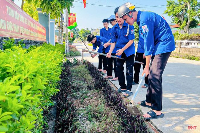  Nổi bật là các hoạt động tình nguyện tham gia xây dựng NTM, đô thị văn minh, bảo vệ môi trường và chăm lo đời sống nhân dân. Các đội hình thanh niên tình nguyện đã ra quân chỉnh trang vườn tạp cho các hộ người cao tuổi neo đơn; tổ chức vệ sinh môi trường, thu gom rác thải, phát quang cây cỏ, chỉnh trang các tuyến đường, khu dân cư. Trong ảnh: Tuổi trẻ xã Trường Lưu ra quân vệ sinh môi trường. 