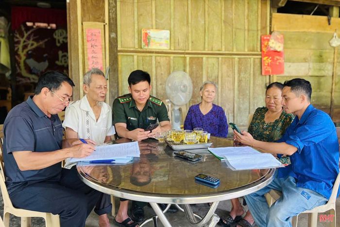Các đội hình thanh niên tình nguyện tiếp tục phối hợp với chính quyền địa phương, tổ chuyển đổi số cộng đồng trực tiếp hướng dẫn người dân cài đặt, sử dụng ứng dụng i-HaTinh, thực hiện dịch vụ công trực tuyến, sử dụng định danh điện tử, thanh toán không dùng tiền mặt và các tiện ích số thiết yếu. Hoạt động tập trung hỗ trợ người cao tuổi, người dân còn hạn chế về kỹ năng công nghệ, góp phần đưa chuyển đổi số đến gần hơn với đời sống Nhân dân.
