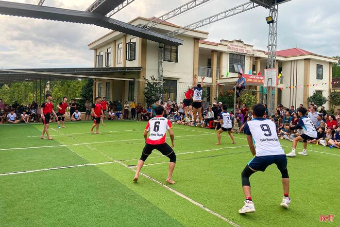  Nhiều địa phương đã tổ chức các hoạt động thể thao hướng tới kỷ niệm 70 năm Ngày truyền thống Hội LHTN Việt Nam, tạo không khí gắn kết trong cộng đồng. Trong ảnh: Sôi nổi các hoạt động thể thao ở phường Hải Ninh và xã Phúc Trạch. 