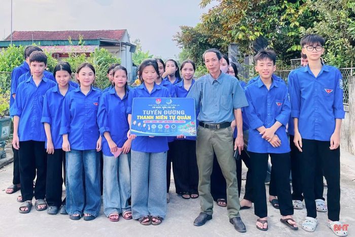  Các hoạt động hướng tới kỷ niệm 70 năm Ngày truyền thống Hội LHTN Việt Nam không chỉ tạo không khí thi đua sôi nổi trong đoàn viên, hội viên, thanh niên mà còn góp phần khẳng định vai trò của tổ chức Đoàn, Hội trong tập hợp, đoàn kết thanh niên, đồng hành với người dân và tham gia giải quyết những nhiệm vụ tại cơ sở. Trong ảnh: Chi đoàn thôn Phú Lộc (xã Trường Lưu) ra mắt tuyến đường thanh niên tự quản. 