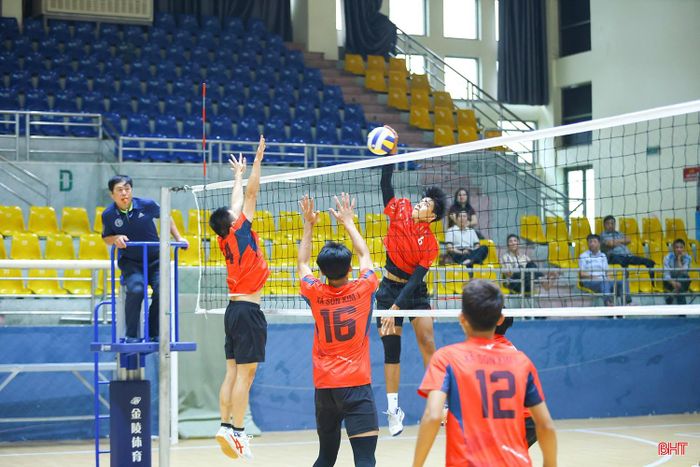 Các đội thi đấu đầy nỗ lực, quyết tâm đạt kết quả tốt nhất. Theo kế hoạch, giải đấu diễn ra trong 2 ngày, lễ bế mạc, trao giải sẽ diễn ra vào 17h ngày 10/10.