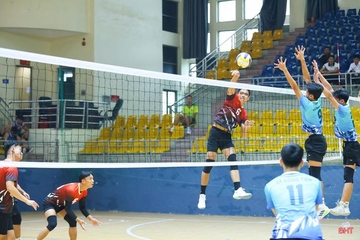 Ngay sau lễ khai mạc đã diễn ra các trận đấu vòng bảng.