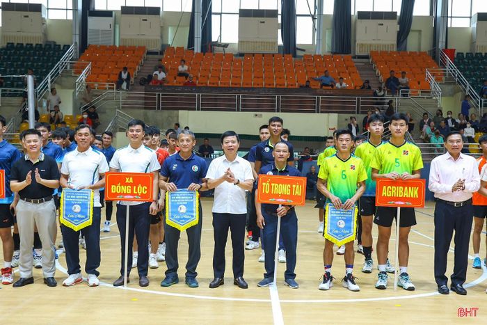 Giải đấu nhằm tiếp tục hưởng ứng cuộc vận động “Toàn dân rèn luyện thân thể theo gương Bác Hồ vĩ đại”, đồng thời tạo sân chơi lành mạnh, bổ ích chào mừng Ngày Doanh nhân Việt Nam, góp phần giúp các đơn vị, cơ quan giao lưu, học hỏi, tăng cường tình đoàn kết. Trong ảnh: BTC trao cờ lưu niệm cho các đội bóng.