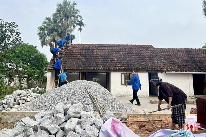 Để xây dựng căn nhà mới, trước đó bà Mỹ còn được sự giúp đỡ của lực lượng đoàn viên thanh niên và người dân trong việc tháo dỡ nhà cũ.