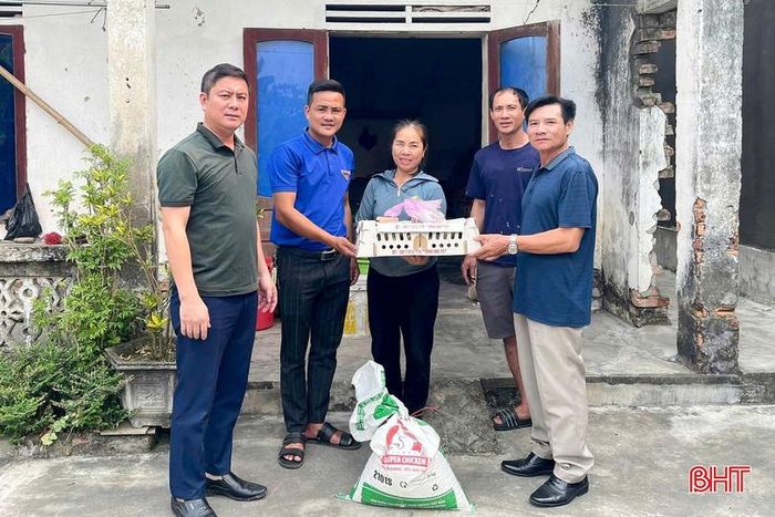 Từ đầu năm đến nay, Xuân Lộc đã trao 30 mô hình sinh kế gà cho các hộ khó khăn trên địa bàn.