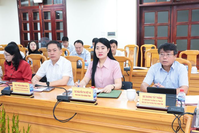 Đồng chí Dương Tất Thắng – Ủy viên BTV Tỉnh ủy, Phó Chủ tịch Thường trực HĐND tỉnh và các đại biểu tham dự hội nghị.