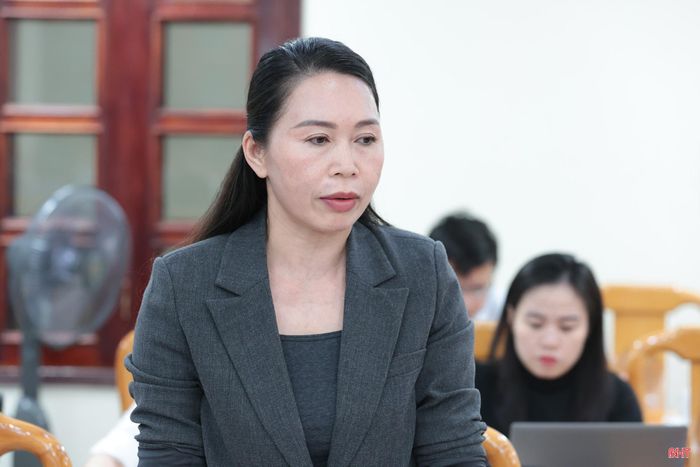 Đồng chí Đào Thị Anh Nga - Trưởng ban Văn hóa - xã hội HĐND tỉnh phát biểu tại hội nghị.