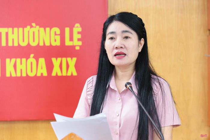 Đồng chí Nguyễn Thị Việt Hà – Phó Chủ tịch HĐND tỉnh báo cáo kế hoạch dự kiến Kỳ họp thường lệ cuối năm 2026.