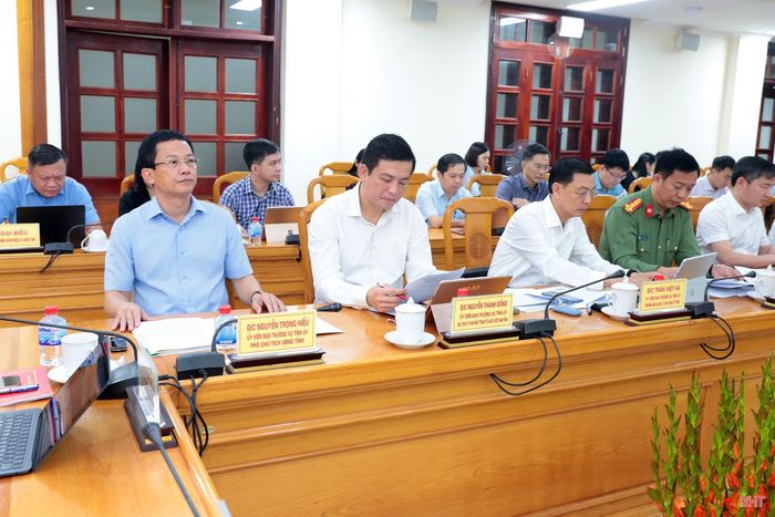 Đồng chí Nguyễn Trọng Hiếu – Ủy viên BTV Tỉnh ủy, Phó Chủ tịch UBND tỉnh; đồng chí Nguyễn Thành Đồng – Ủy viên BTV Tỉnh ủy, Chủ tịch Ủy ban MTTQ tỉnh và các đại biểu tham dự hội nghị.