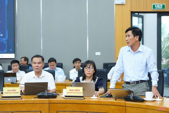 Lãnh đạo xã Cẩm Duệ phát biểu tại cuộc họp.