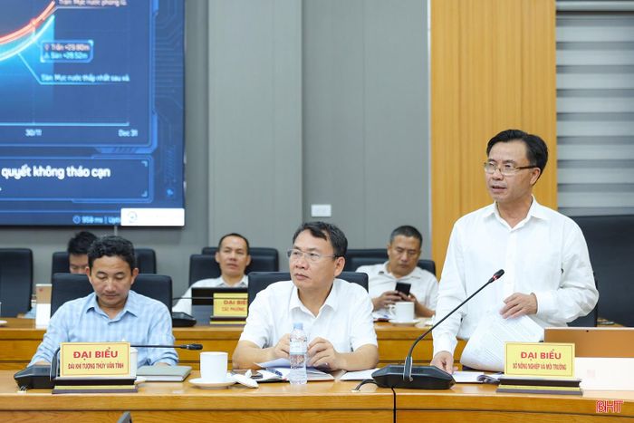 Lãnh đạo Sở Nông nghiệp và Môi trường trao đổi một số nội dung tại cuộc họp.