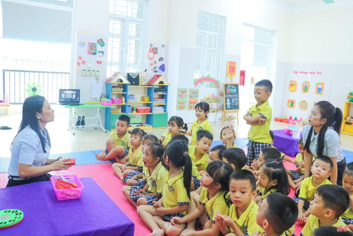 Lớp 5 tuổi Trường Mầm non Thạch Hà do cô Nguyễn Thị Huyền Lan (người bên trái) phụ trách luôn là nơi mang đến cho trẻ niềm vui, sự hào hứng trong mỗi hoạt động học tập, vui chơi.