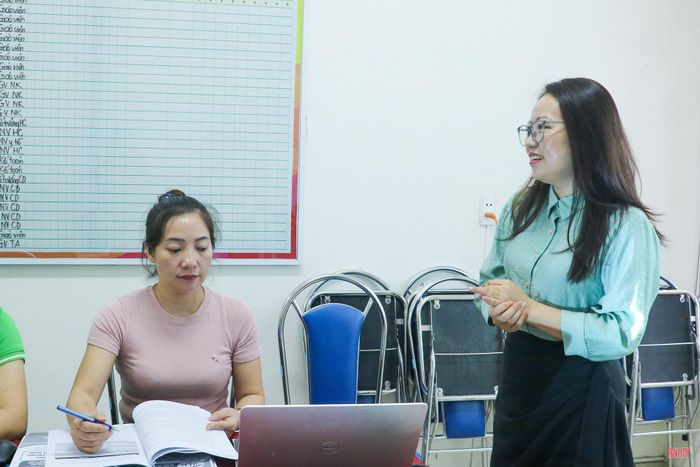 Cô Nguyễn Thị Nhung - Hiệu trưởng Trường Mầm non Trí Đức phổ biến nội dung chương trình GDMN thí điểm cho cán bộ quản lý và đội ngũ giáo viên trực tiếp đứng lớp.
