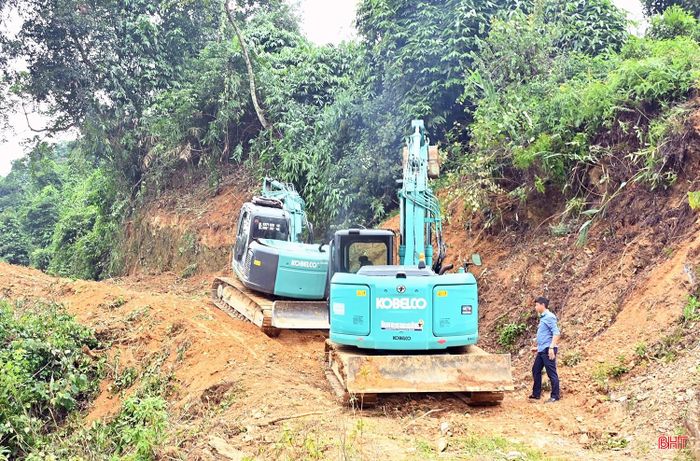 Các thiết bị máy móc tiếp cận công trình, sẵn sàng thi công dự án.