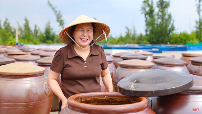 Sinh ra và lớn lên trên vùng biển Hải Ninh, từ nhỏ tôi đã theo cha học nghề làm nước mắm. Những kinh nghiệm được cha truyền dạy, từ cách chọn cá, muối mắm đến ủ chượp, đã trở thành hành trang quý giá để tôi tiếp nối nghề truyền thống của gia đình.