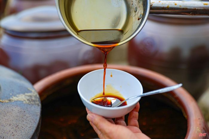 Dù sản xuất ngày càng phát triển, tôi vẫn luôn trân trọng phương pháp ủ chượp truyền thống trong những chum sành. Bởi tôi tin rằng, chính sự tỉ mỉ, kiên nhẫn và những kinh nghiệm được truyền qua nhiều thế hệ đã tạo nên hương vị đặc trưng của nước mắm Hải Ninh.