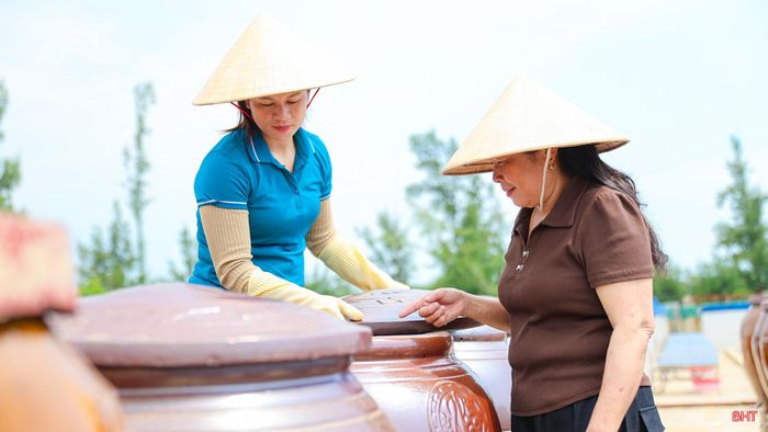 Từ vài chục chum ban đầu, đến nay, HTX đã phát triển cơ sở sản xuất rộng hơn 11.500m² với hàng nghìn chum sành. Nhìn lại chặng đường đã qua, tôi càng thấm thía rằng để xây dựng một thương hiệu, chỉ có tình yêu với nghề là chưa đủ, mà còn phải không ngừng đổi mới.