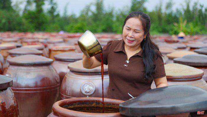 Thế nhưng, HTX vừa thành lập, hoạt động sản xuất, kinh doanh lại gặp nhiều khó khăn. Năm 2018, tôi từng bước khôi phục sản xuất, chú trọng chất lượng từ nguồn nguyên liệu và xây dựng liên kết với ngư dân. Đến nay, HTX đã liên kết với 325 tàu thuyền, vừa chủ động nguồn cá cơm chế biến nước mắm, vừa góp phần ổn định đầu ra cho bà con vùng biển.